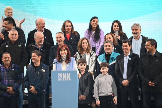 Cristina Kirchner: El programa del FMI debe ser &quot;dejado de lado para elaborar uno propio de crecimiento porque si no va a ser imposible pagarlo&quot;
