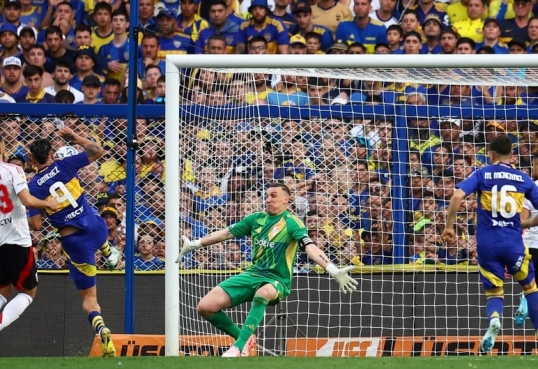 Torneo clausura de la Liga Profesional: Boca y River juegan el Superclásico del Fútbol argentino