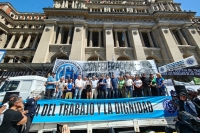 La CGT, CTA y UTEP marchan contra la extranjerización de la tierra