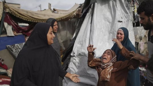 Mueren al menos 18 personas y hay decenas de heridos en un ataque israelí contra un centro de refugiados en Rafah