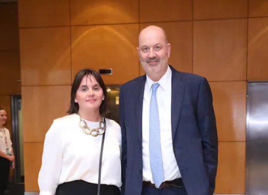 La esposa del ministro Sturzenegger tenía la licitación diseñada a la medida de su empresa