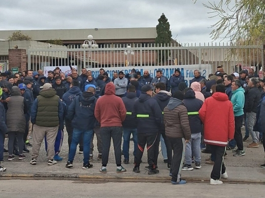 300 despidos: Los trabajadores de la fábrica de cerámicos ILVA continúan con el acampe