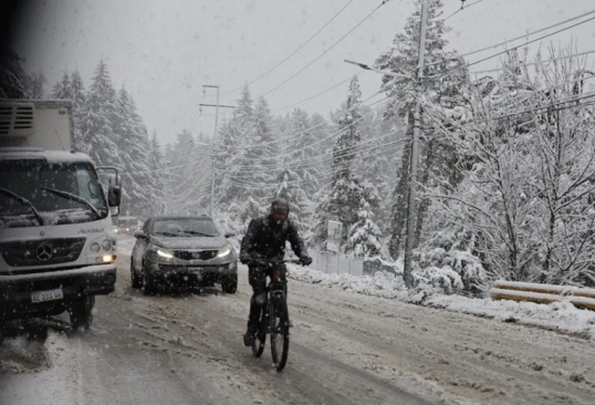 Intensa nevada y complicaciones en el oeste de Bariloche