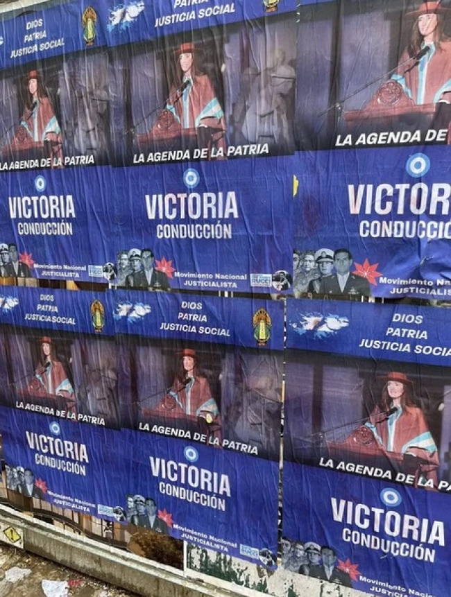 Con afiches «Victoria Conducción» amaneció empapelada la zona del Congreso de la Nación