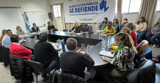La Pampa: El Gobierno acordó en la mesa paritaria con los gremios estatales y docentes