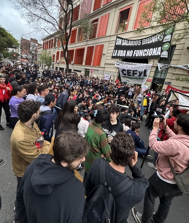 Estudiantes toman la facultad de Filosofía y Letras y de la Facultad de Psicología de la UBA