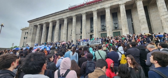 Estudiantes universitarios toman la Facultad de Derecho