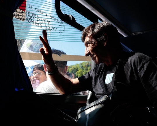 Final Sudamericana: Los hinchas de Racing realizaron un banderazo para despedir al equipo