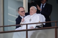 «¡Gracias a todos!» pronunció el Papa Francisco, al recibir el alta médica