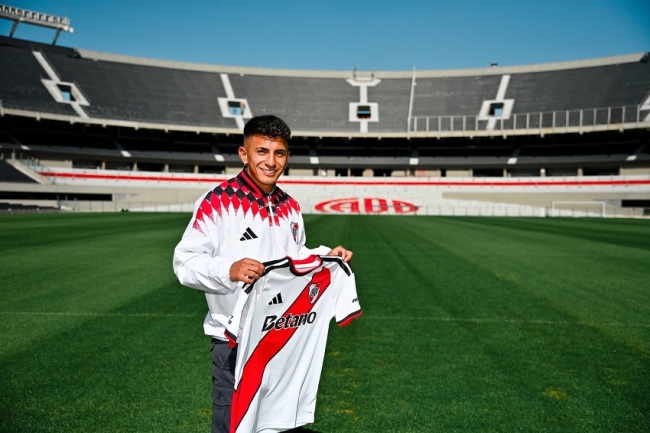 Thiago Almada selló su incorporación a River