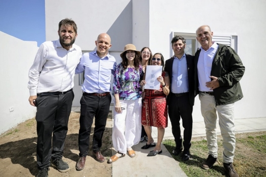 El gobernador Axel Kicillof entregó 60 viviendas a familias de Pehuajó