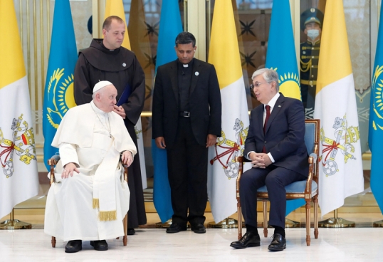 El papa Francisco llegó a Kazajistán para iniciar una visita de tres días a la que definió como una &quot;peregrinación de diálogo y paz&quot;