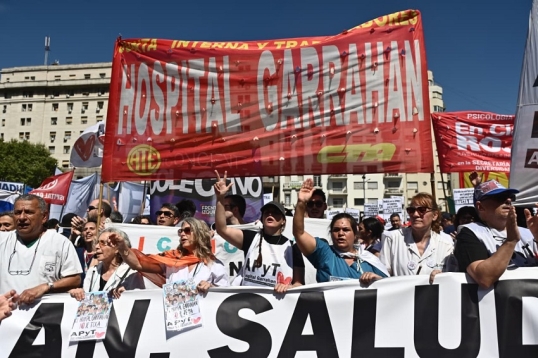 Trabajadores del Hospital Garrahan y de Universidades en la plaza del Congreso contra el veto de Javier Milei