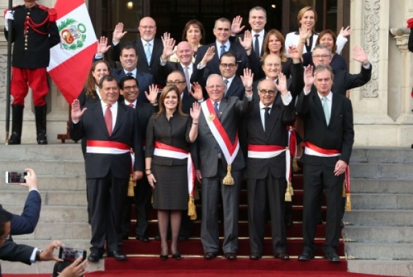 Perú: Juró el nuevo gabinete tras el retiro de confianza del Congreso