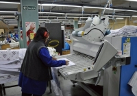Río Grande: Trabajadores despedidos de una textil resisten dentro de la fábrica y venden las sábanas