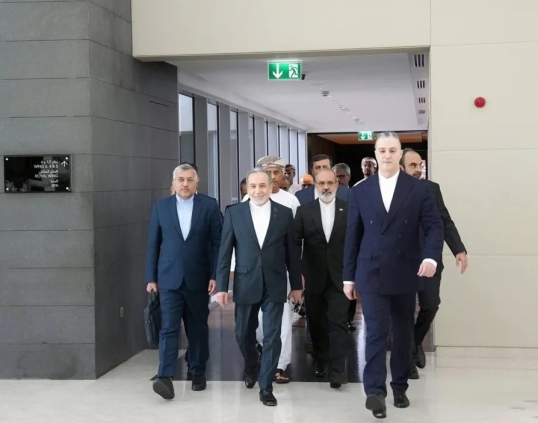 Irán y Estados Unidos encabezan negociaciones indirectas sobre el programa nuclear iraní en Omán