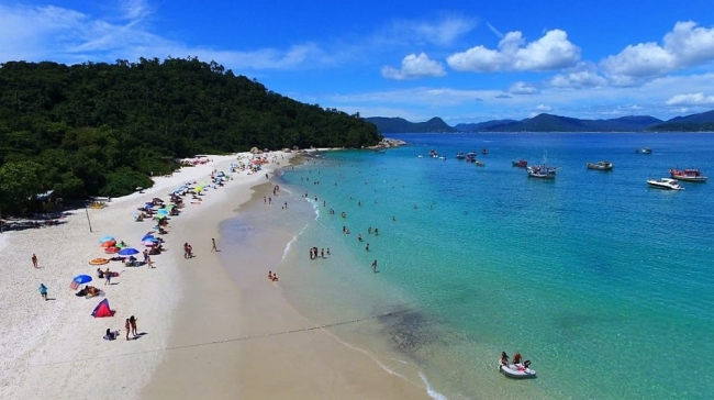 El turismo emisivo volvió a disparar la salida de dólares en 2025 y dejó un saldo deficitario