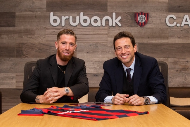 Iker Muniain firmó oficialmente su contrato con San Lorenzo