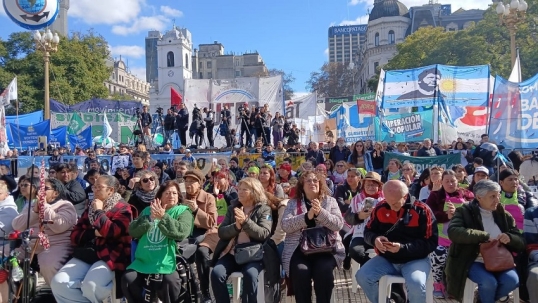 Multitudinaria marcha por “Paz, pan, tierra, techo y trabajo” a Plaza de Mayo