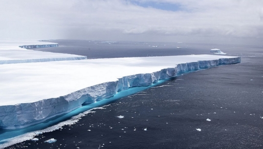 Navega en el Atlántico Sur, el iceberg más grande del mundo