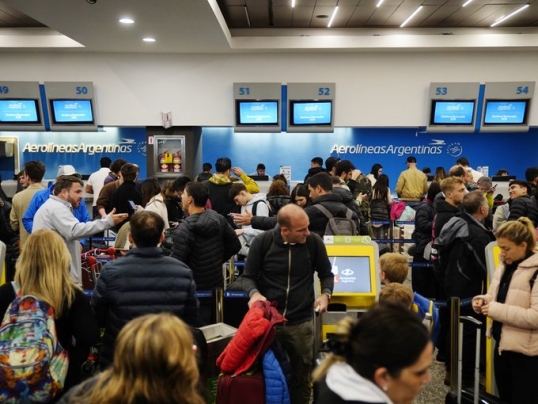 Turismo: Los viajes al exterior duplicaron la llegada de extranjeros al país en agosto