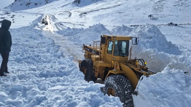 Neuquén: Por el temporal de nieve hay unos 400 camiones varados para cruzar a Chile