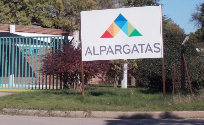 Corrientes: Alpargatas redujo a la mitad su producción de telas y peligran 400 empleos