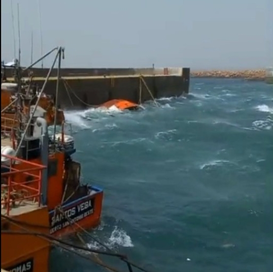 Santa Cruz: Hay barcos hundidos por el fuerte viento en el puerto de Caleta Paula
