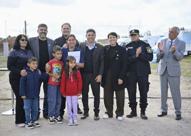 Axel Kicillof entregó viviendas a familias en Adolfo Gonzales Chaves