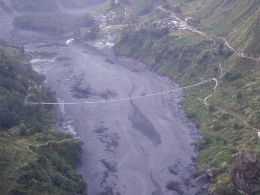 Nepal: Una inundación repentina de un río arrasa un pueblo y deja desaparecidos