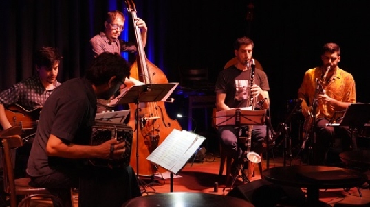 Siksnys Bayon Grupo se presenta en Café Vinilo