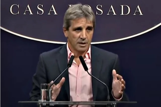 Luis Caputo, a los empresarios que le piden bajar los impuestos: «Solo podremos con superávit fiscal»