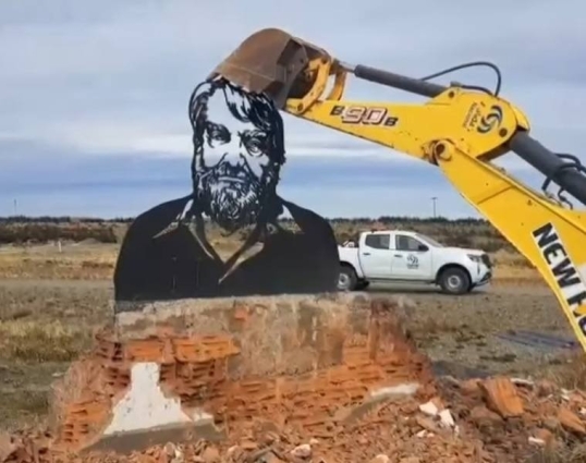 Esteban Bayer: La destrucción del monumento a su padre es “un mensaje de odio y violencia” del Gobierno