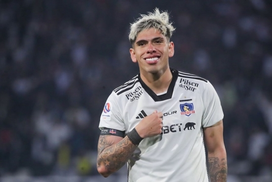 Riquelme confirmó que el delantero chileno Carlos Palacios será refuerzo para la temporada que viene