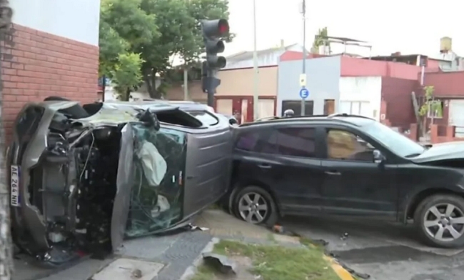 Choque y vuelco en el barrio porteño de Flores, hay 5 heridos