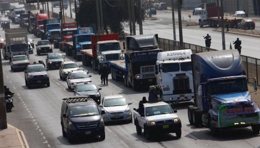 Perú: El Gobierno declaró el estado de emergencia en la red vial nacional en respuesta al paro transportistas