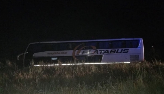Un colectivo que se trasladaba por la ruta 2 se despistó al descompensarse y morir su chofer