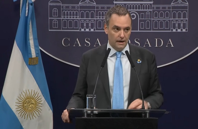 “Adorni, es un piojo resucitado que está aferrado al poder y a las fotos” afirmó el biógrafo de Milei