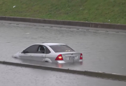 Hay calles anegadas, cortes de luz y alerta por el temporal en el AMBA