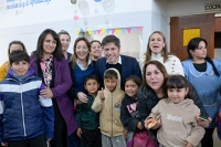 Pergamino: Axel Kicillof recorrió el nuevo edificio de un jardín de infantes y entregó móviles a la policía