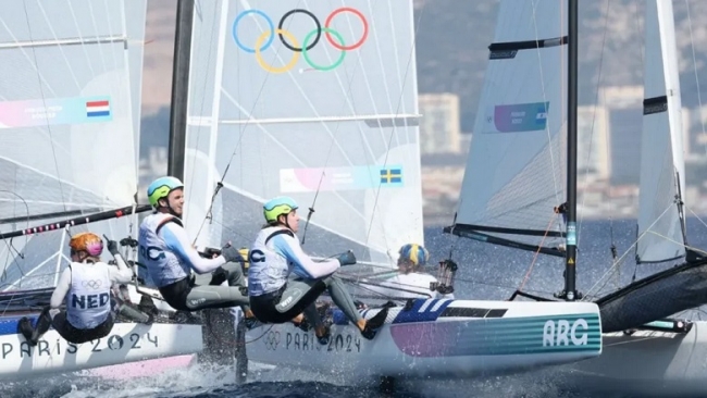 Juegos Olímpicos 2024: Los regatistas Mateo Majdalani y Eugenia Bosco ganaron la décima carrera del Nacra 17
