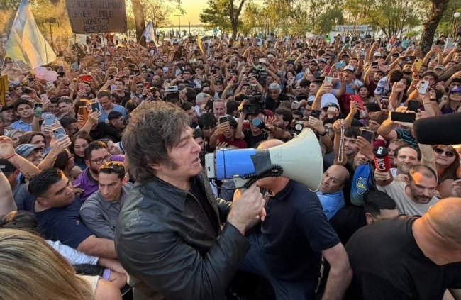 Corrientes: Milei realizó una breve recorrida por la calle junto a la exvedette Virginia Gallardo