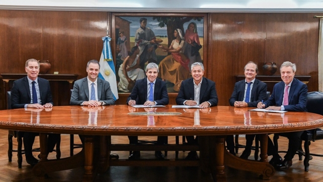 El Gobierno firmó la eliminación de retenciones al petróleo convencional con Neuquén y Santa Cruz