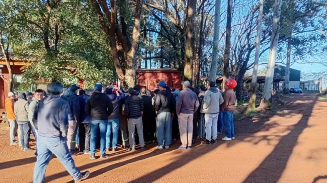 Trabajadores de la Forestadora Tapebicuá S.A protestan por sueldos y aguinaldo impagos
