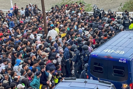 Ceuta: Trasladan a 3.000 migrantes de las playas al centro temporal del puerto