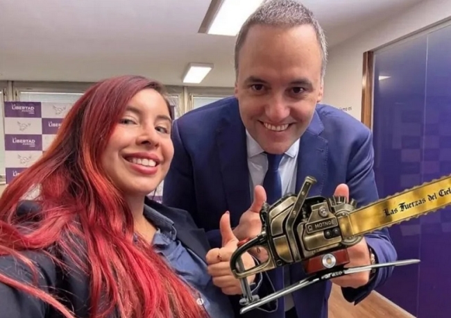 Con la nuestra: Adorni llevó al Vaticano a su coordinadora digital