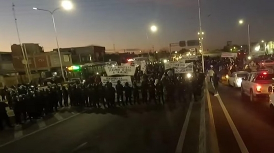 Feriantes cortan el puente La Noria: reclaman el levantamiento de la clausura judicial de La Salada
