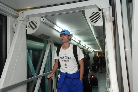 La selección Argntina arribó al país luego del empate con Veenezuela