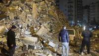 Un fuerte terremoto sacudió a Turquía dejando un saldo de decenas de muertos y heridos
