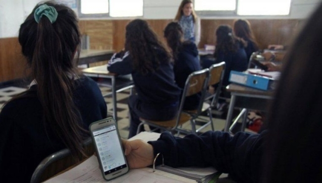 Chubut: Por mayoría aprueban restringir el uso de los celulares en las escuelas